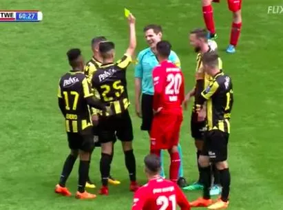 Un joueur met un carton jaune à un arbitre en Eredivisie