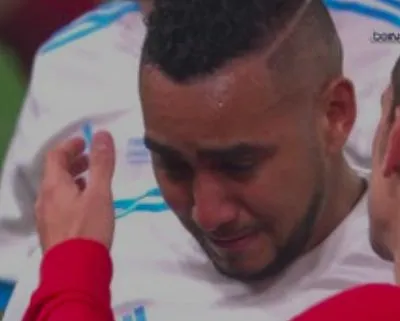 Payet sort en larmes