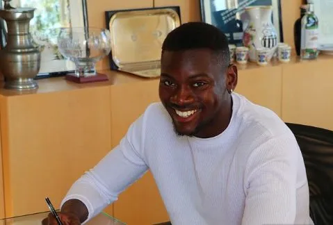 Over Mandanda signe son premier contrat pro