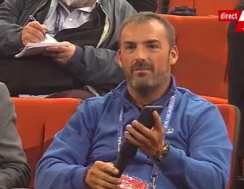 Un journaliste espagnol pose une question avec Google Trad