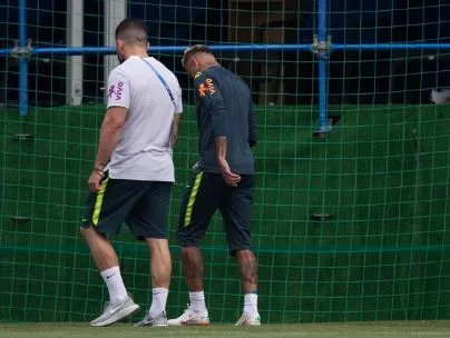 Neymar quitte l&rsquo;entraînement en boitant