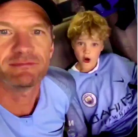 Neil Patrick Harris encourage Manchester United avec un maillot de City sur le dos