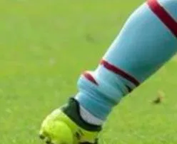 Un joueur écossais joue avec un bracelet électronique