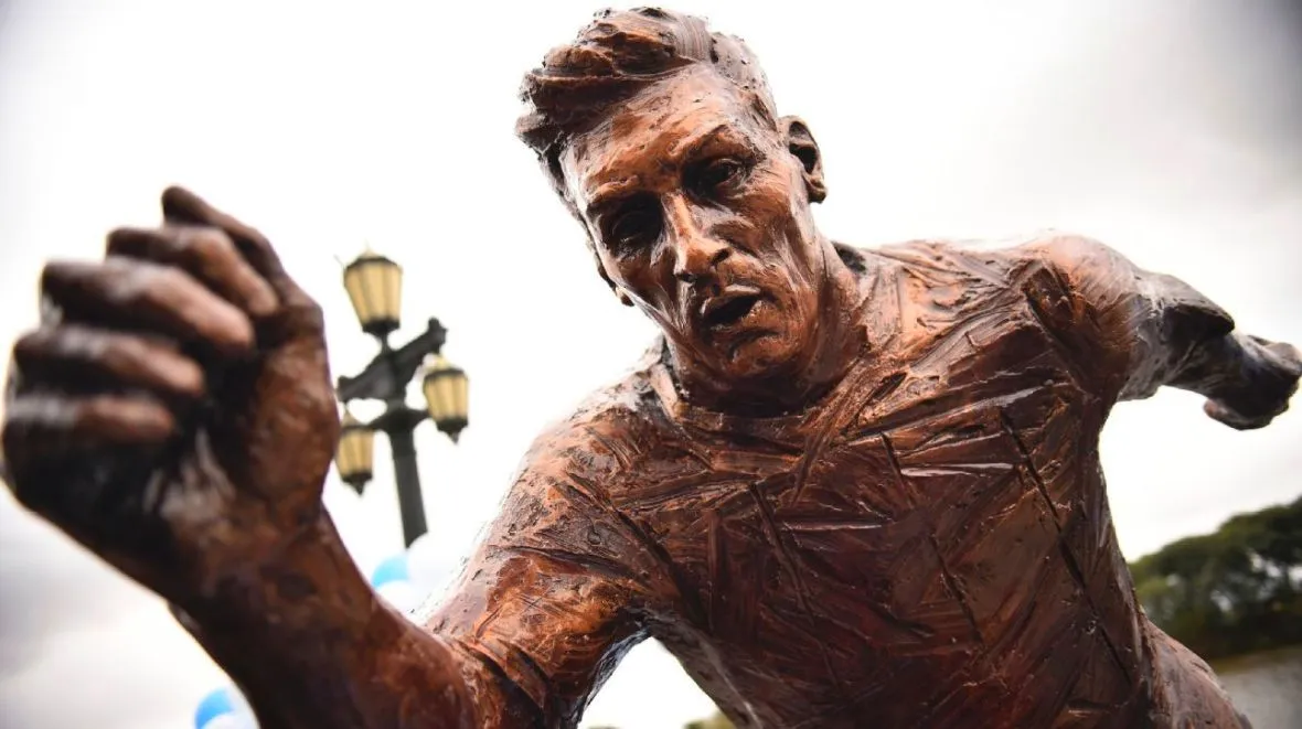 Mais qui en veut à la statue de Lionel Messi ?