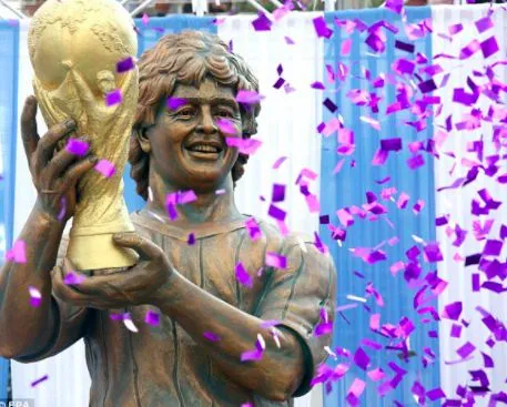 L&rsquo;étrange statue indienne de Maradona
