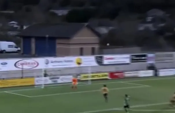 Le but fou d&rsquo;un gardien de but en D1 galloise