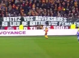 La banderole des supporters lensois pour Dja Djédjé et Douchez
