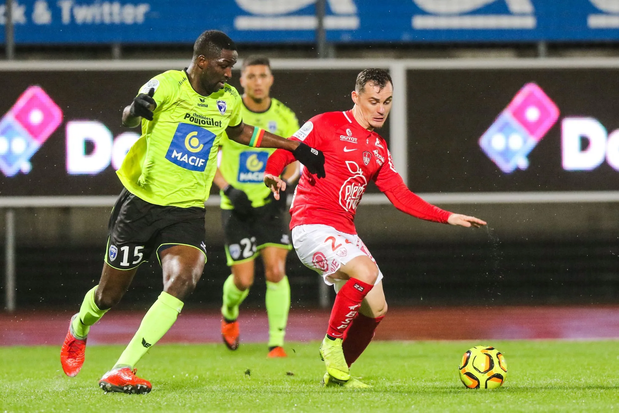 Auxerre cartonne Grenoble, Brest cale à Niort