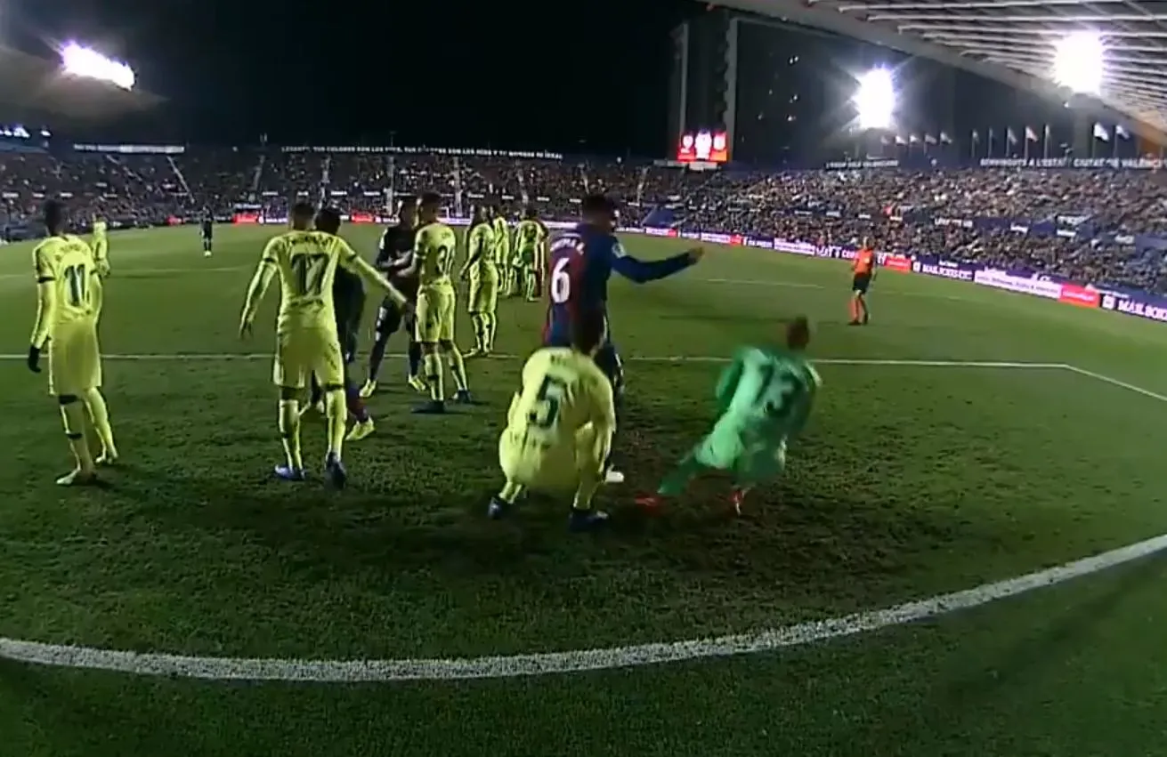 Les simulations grotesques de Busquets et Cillessen