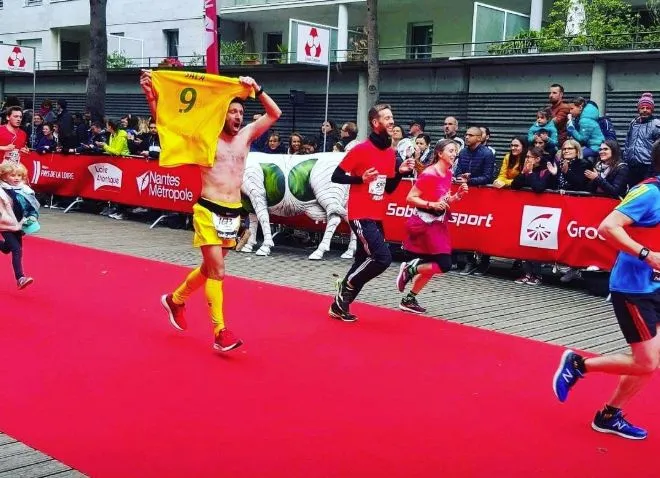 Un participant du marathon de Nantes rend hommage à Sala