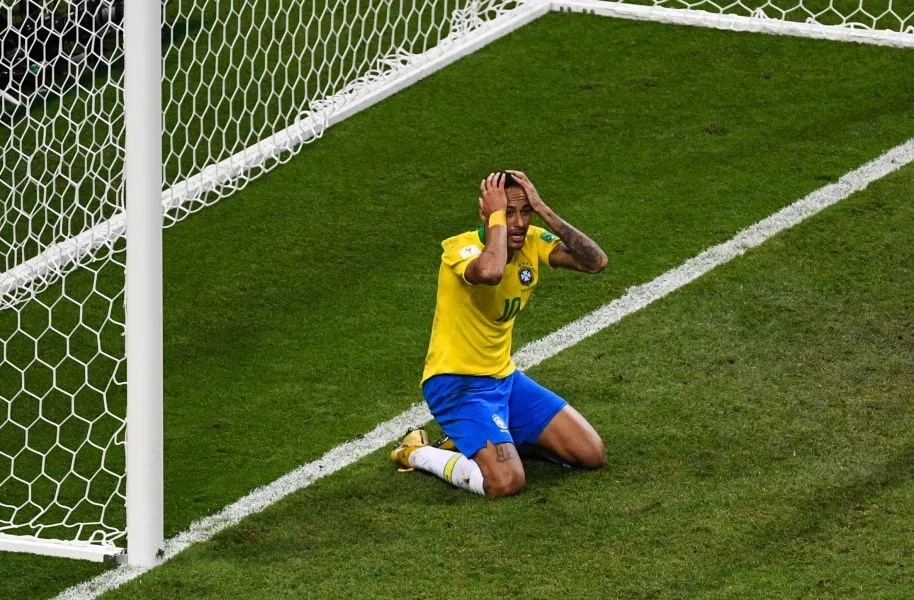 Yedlin chambre Neymar en discutant avec un arbitre