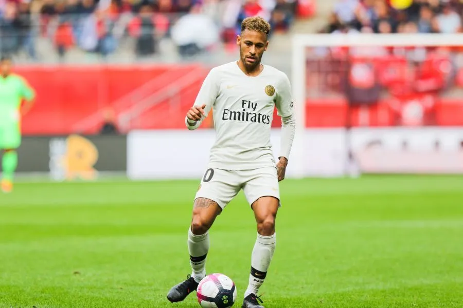 Neymar lance son propre jeu de foot