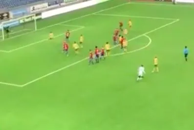 Le sublime coup franc d&rsquo;un gardien en D2 norvégienne