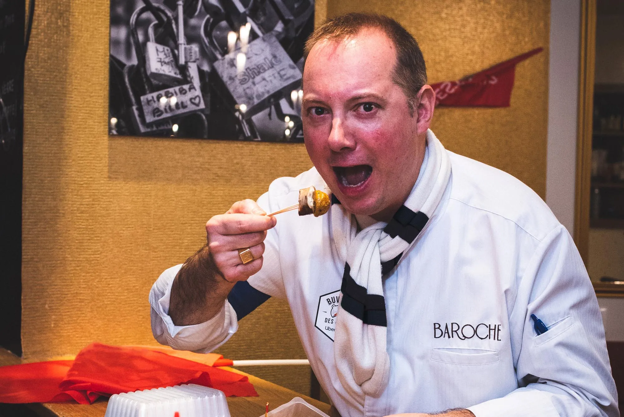 Buvettes Uber Eats  “La saucisse des champions parisiens, avec des piques, comme au stade ! ”