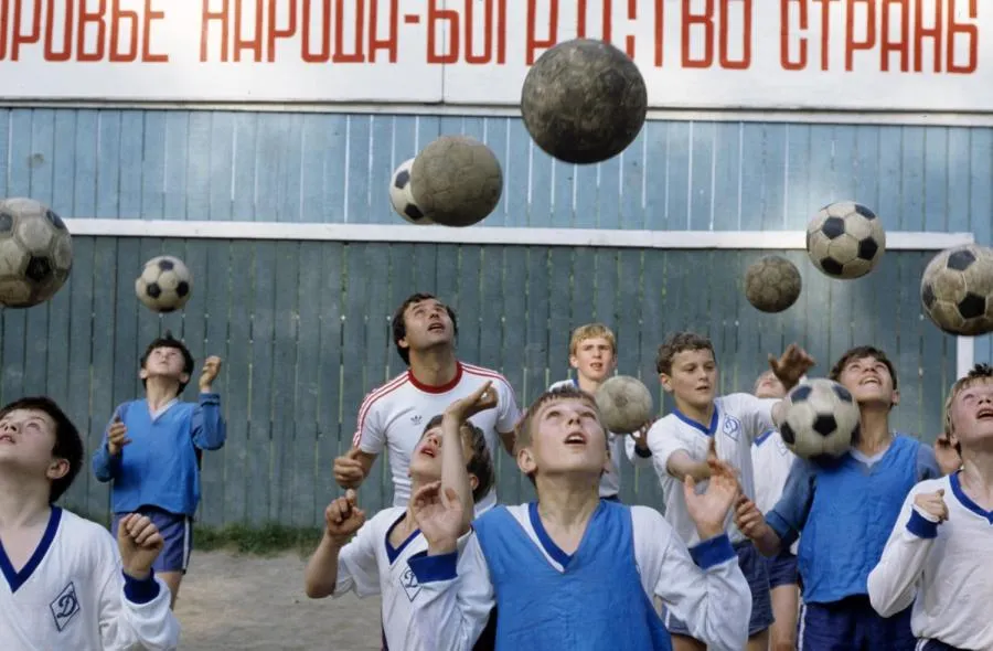 Faut-il réglementer le jeu de tête chez les jeunes ?