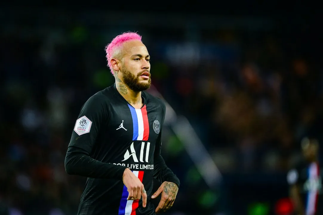 Neymar accusé d’homophobie : le footballeur doit-il être un exemple ?