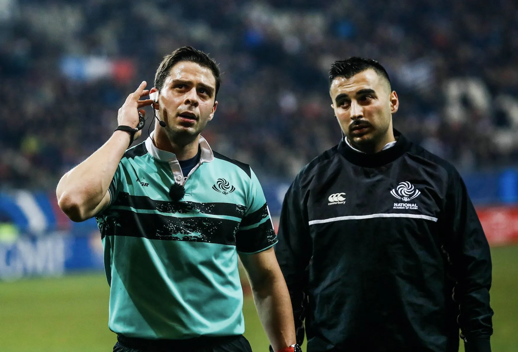 Le football doit-il vraiment s’inspirer de l’arbitrage du rugby ?
