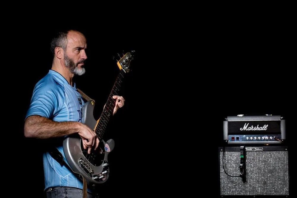 Éric Di Meco : «<span style="font-size:50%">&nbsp;</span>J&rsquo;aimerais maîtriser ma basse comme je maîtrisais mes tacles<span style="font-size:50%">&nbsp;</span>»