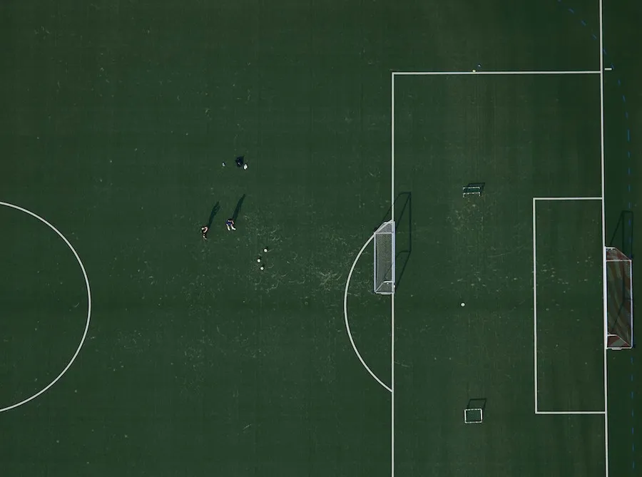 Les footballeurs ont-ils raison de refuser une baisse de salaire ?