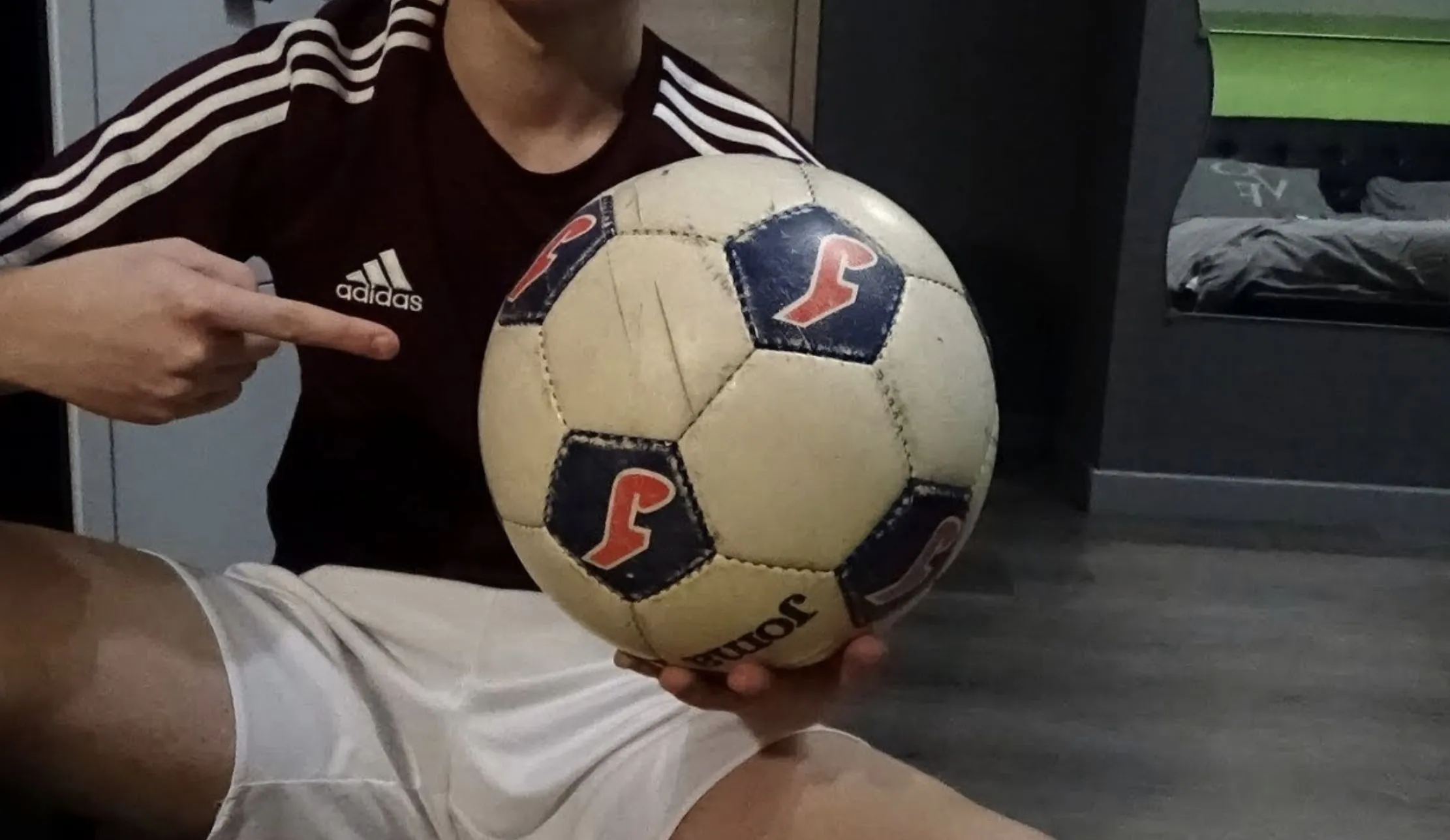 Tu sais que t&rsquo;as joué au foot en appartement quand&#8230;