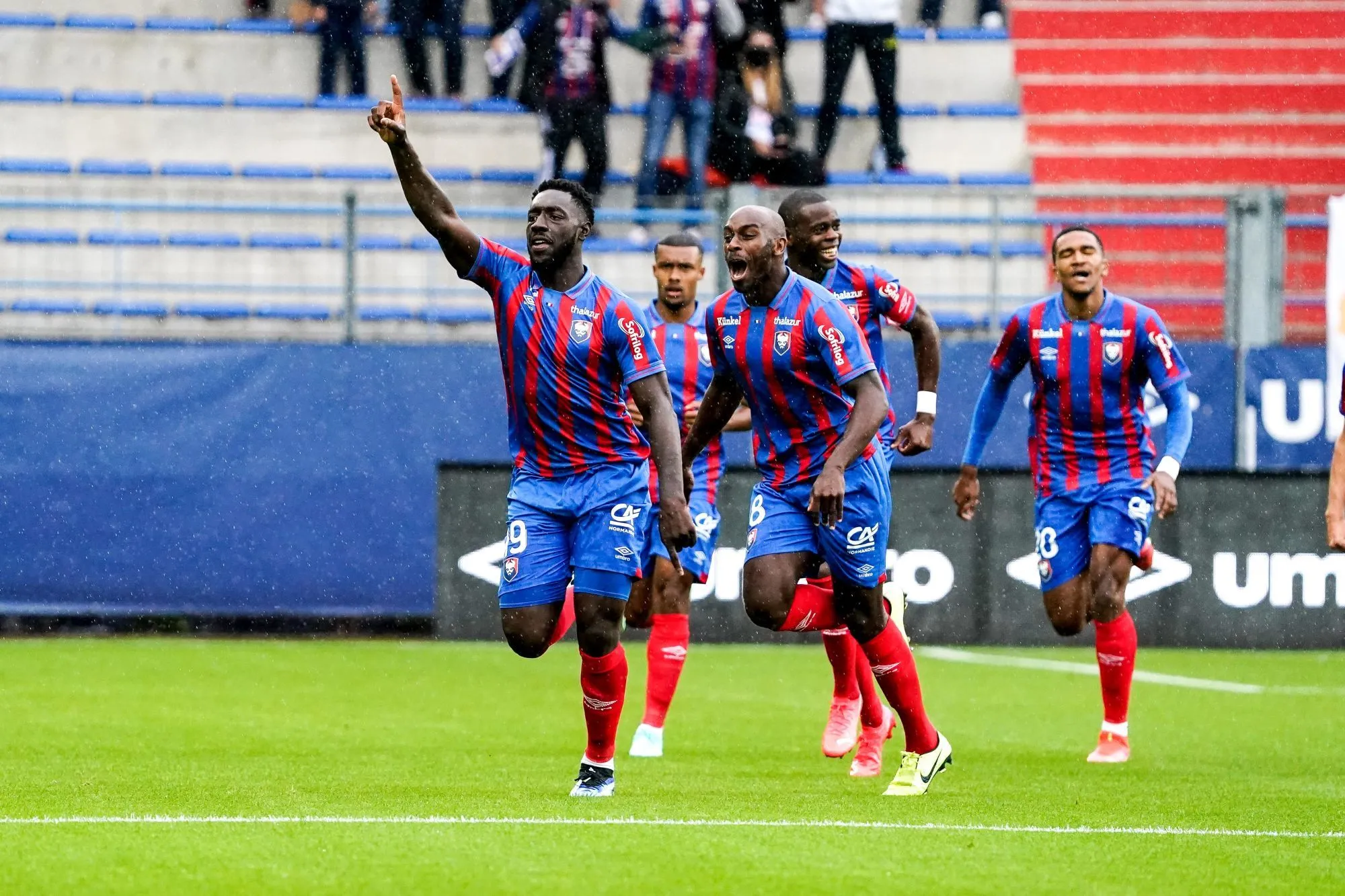 Caen et le Paris FC premiers leaders, Toulouse freiné