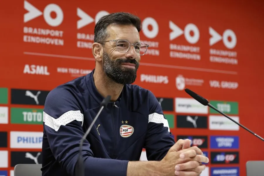 Ruud van Nistelrooy : tel joueur, tel entraîneur