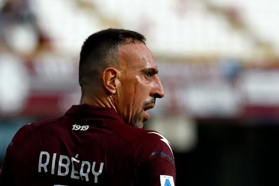 À la suite d&rsquo;une grosse blessure au genou, Franck Ribéry est contraint de prendre sa retraite