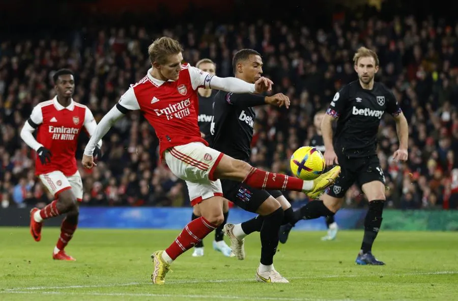 Arsenal renverse West Ham et met la pression sur City